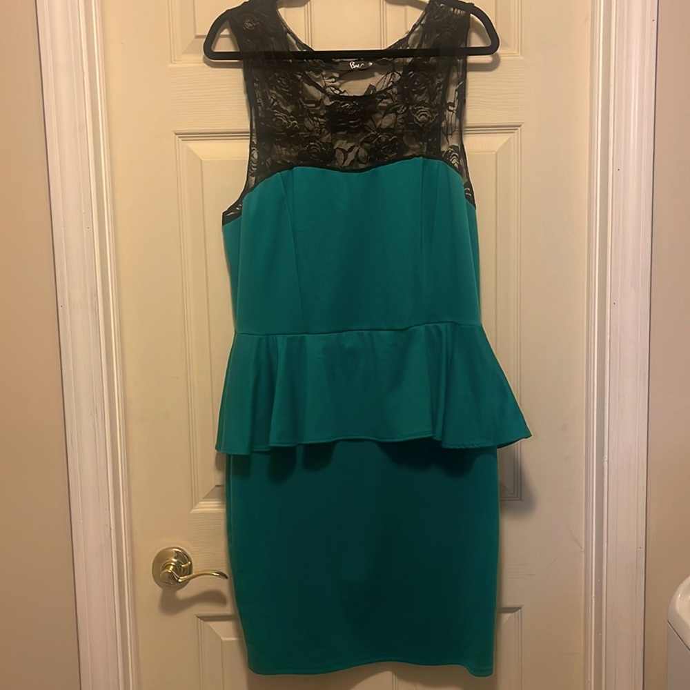Peplum Lace Dress 👗